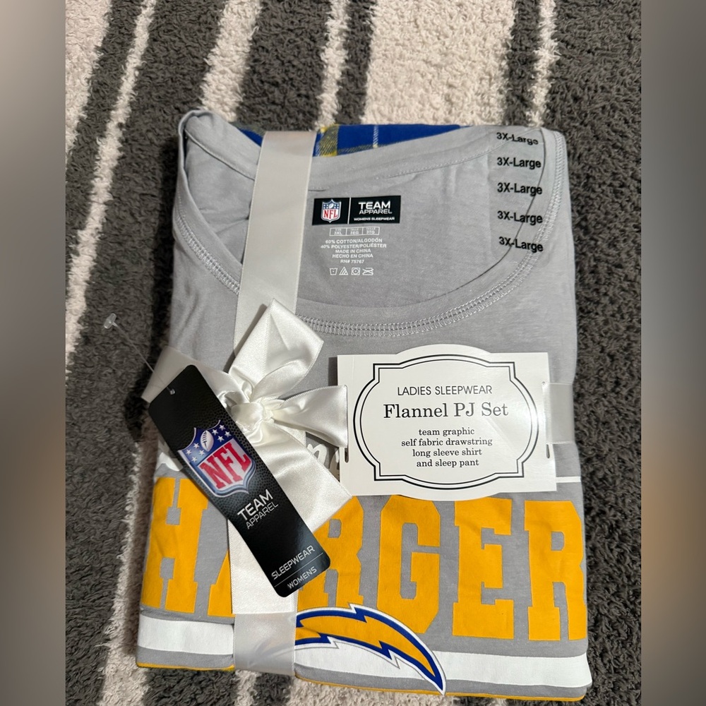 NWT WOMENS NFL PAJAMA SET WITH LONG SLEEVE TOP AND PANTS *CHARGERS* 3XL
